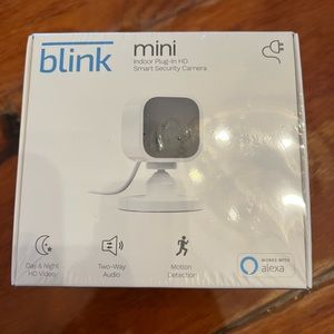 Blink Mini – Compact indoor plug-in smart security camera Works w/ Alexa